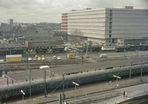 803662 Gezicht op het Beatrixgebouw van de Jaarbeurs (Croeselaan) te Utrecht, met op de voorgrond de perrons van het ...